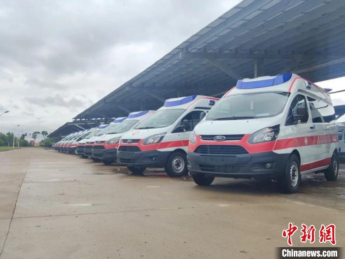 “思源工程”、湖北省慈善总会及爱心企业捐赠的12辆负压救护车，即将启程奔赴上海。　思源工程扶贫基金会 供图