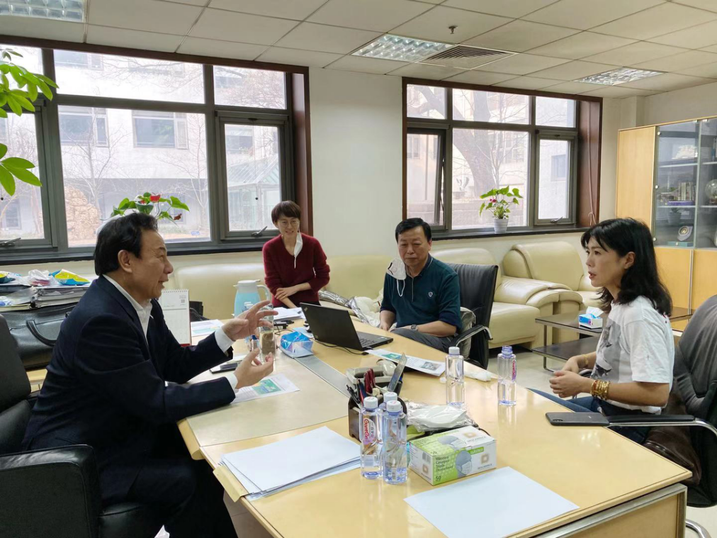 2020年春节期间，李晓林秘书长带领中华思源工程基金会团队，商议部署抗击疫情工作。.png
